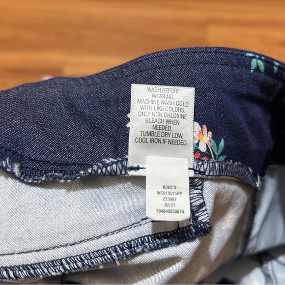 Croft & Barrow Floral Navy Capris - Picture 12 of 13